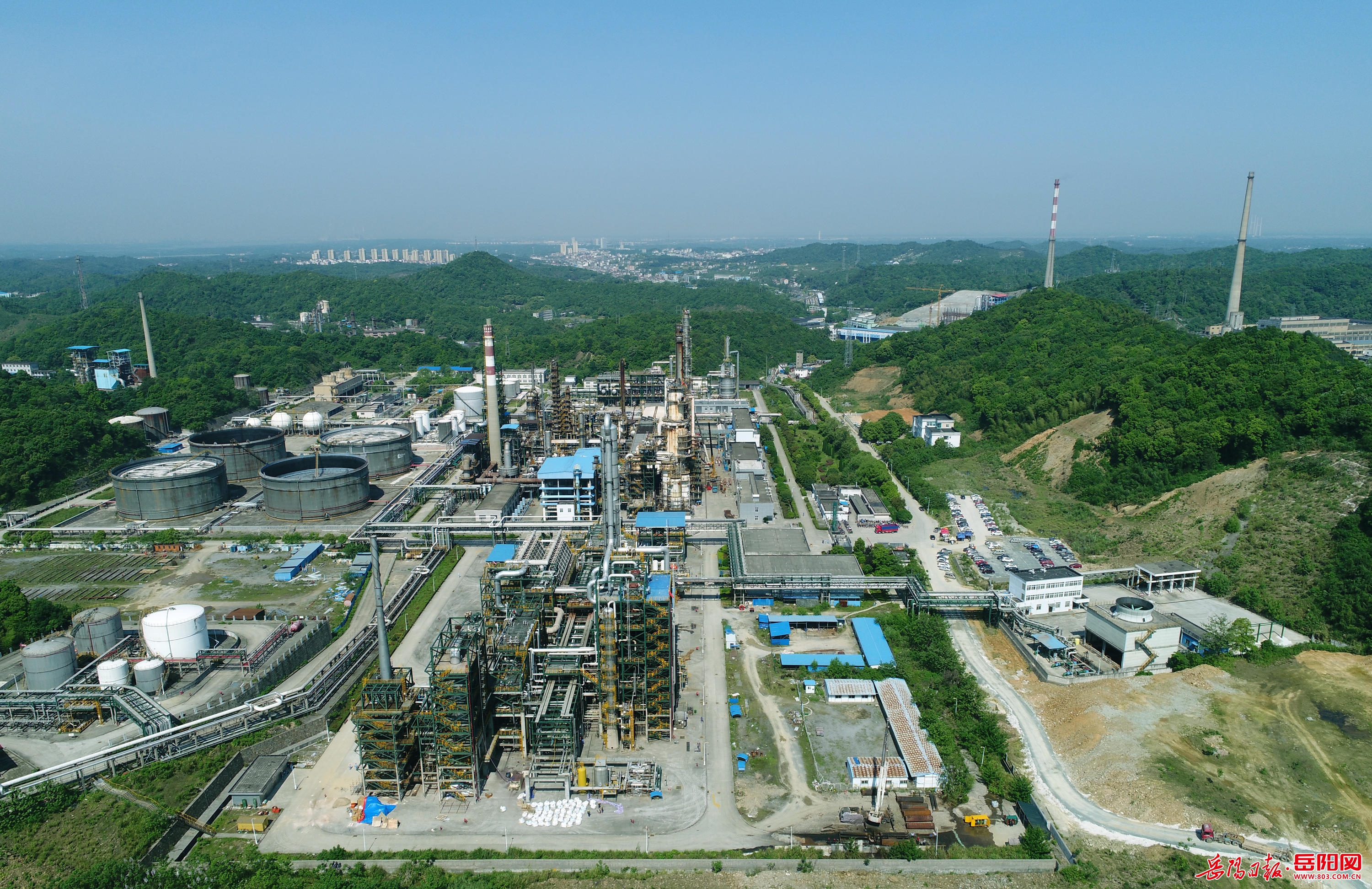 湖南石化：湖南最大绿色化工材料生产基地动能澎湃年产100多种化工产品逾150万吨糊了麻将(图1)