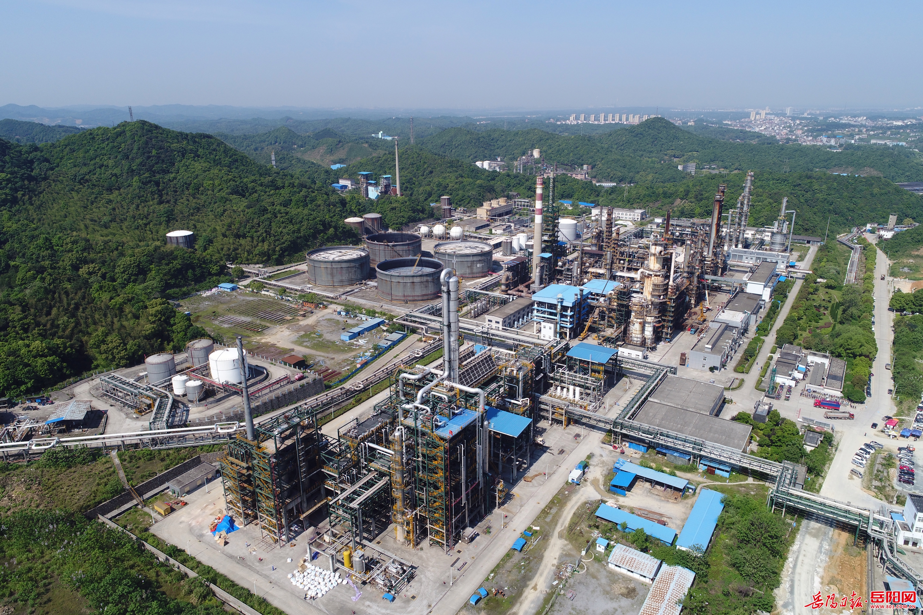 湖南石化：湖南最大绿色化工材料生产基地动能澎湃年产100多种化工产品逾150万吨糊了麻将(图2)