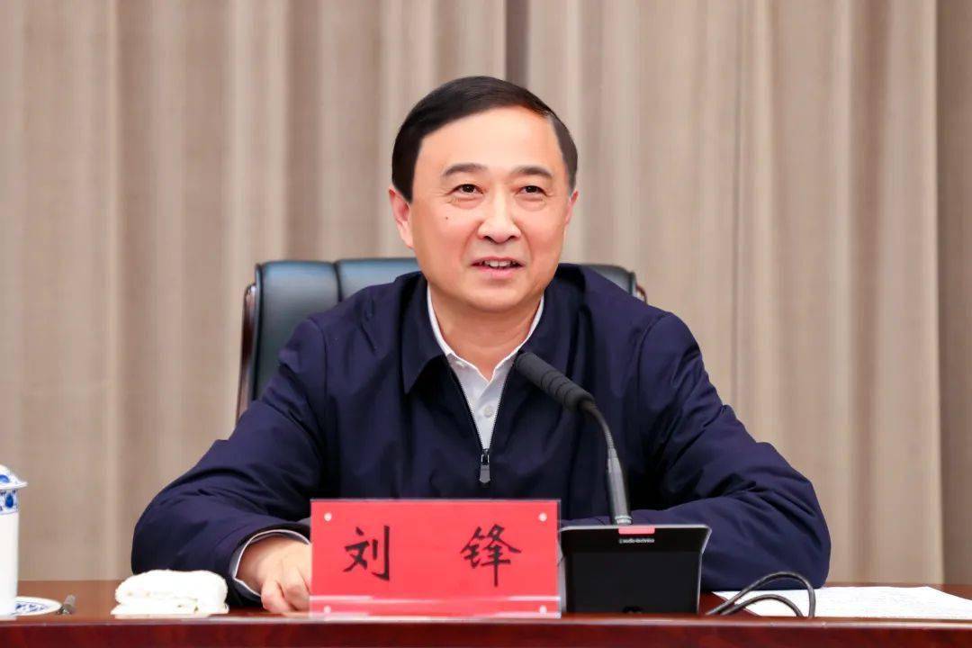 刘锋主持召开陶瓷材料研发创新座谈会(图2)