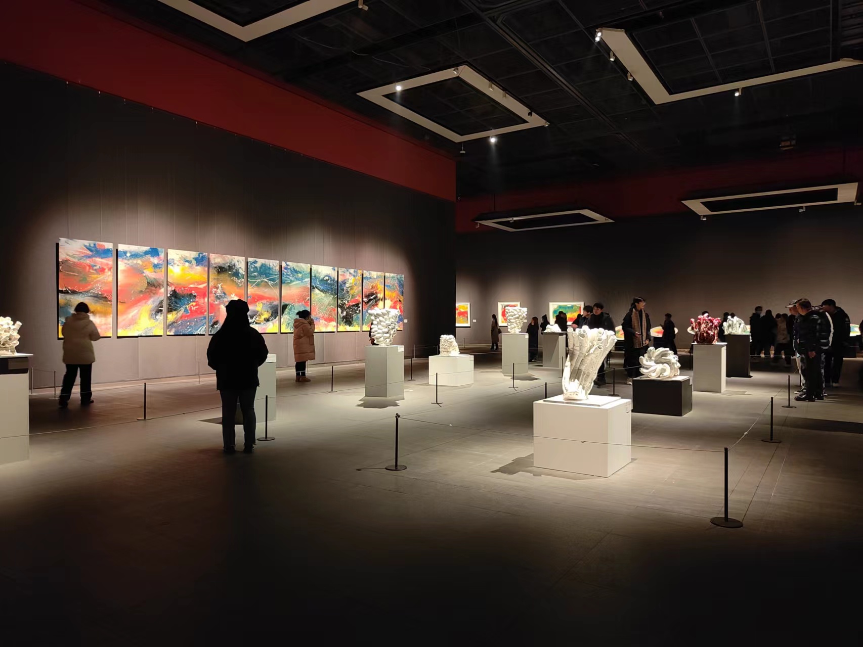 跨越文化边界的对话 托比恩·克瓦思博与袁海龙陶瓷作品联展在济开幕(图1)