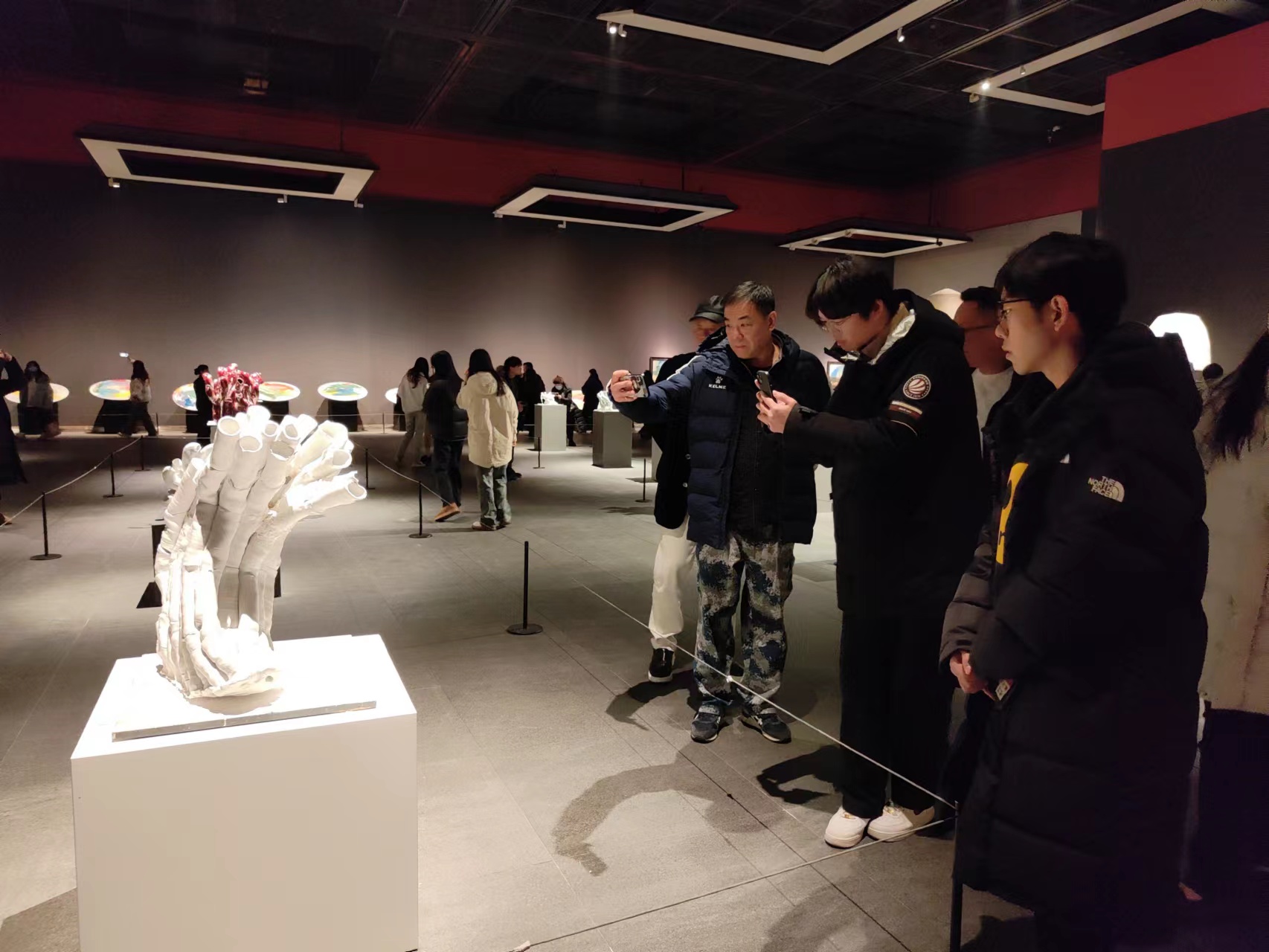跨越文化边界的对话 托比恩·克瓦思博与袁海龙陶瓷作品联展在济开幕(图3)